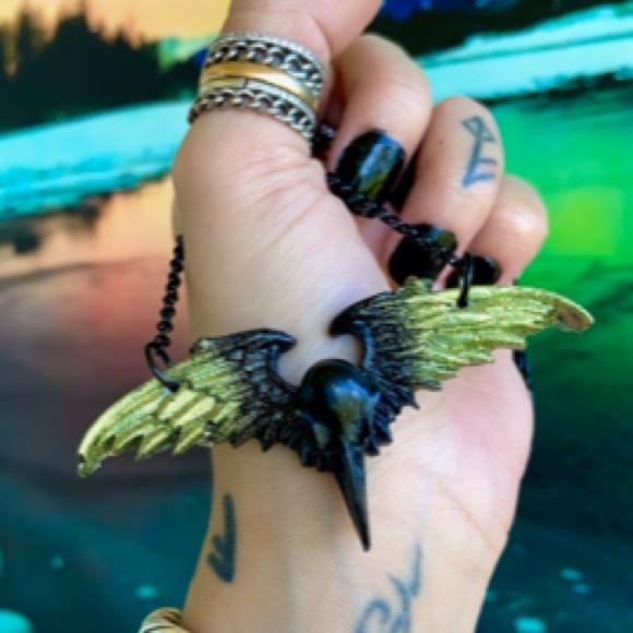 Black & yellow glitter resin skull crow necklace - Picture 2 of 11